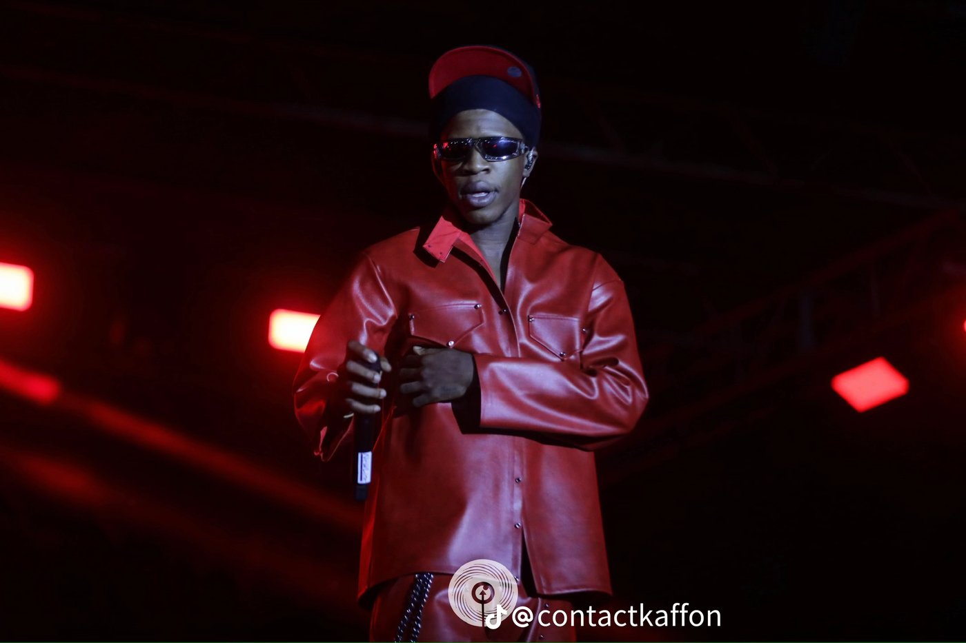 Kadirov Mania, veste rouge brillante, casquette, micro, photo concert TikTok @contactkaffon