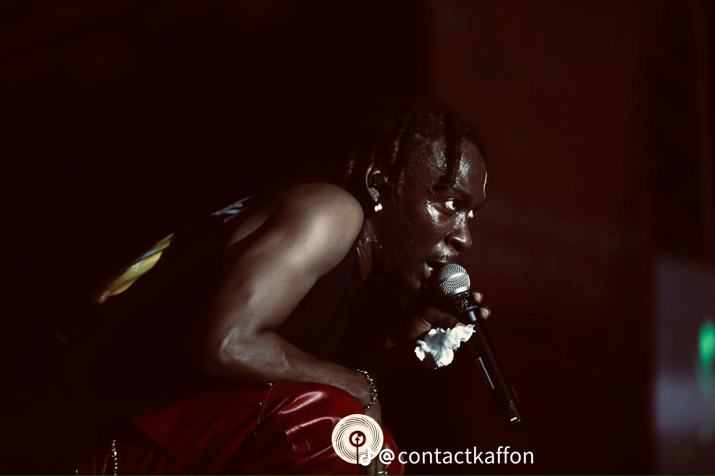 Kadirov Mania, débardeur noir, pantalon rouge, profil, photo concert TikTok @contactkaffon