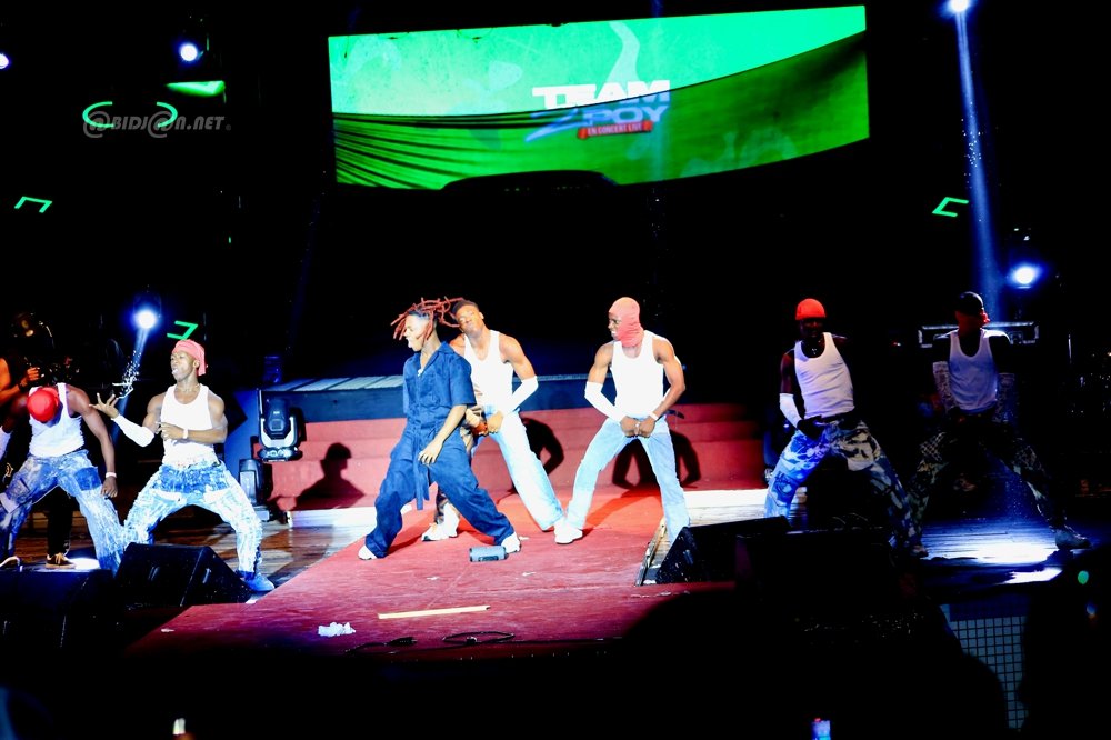 TEAM2POY, Renard Barakissa et Kadirov Mania avec danseurs, Palais de la Culture, 26 avril 2025