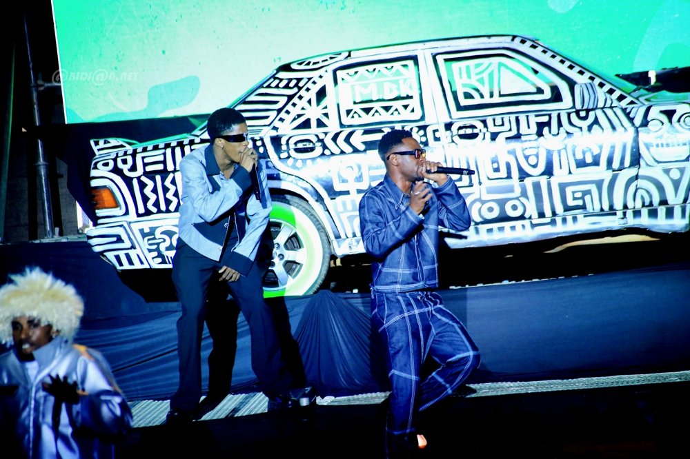 TEAM2POY, Renard Barakissa et Kadirov Mania au micro devant une voiture peinte, Palais de la Culture, 26 avril 2025