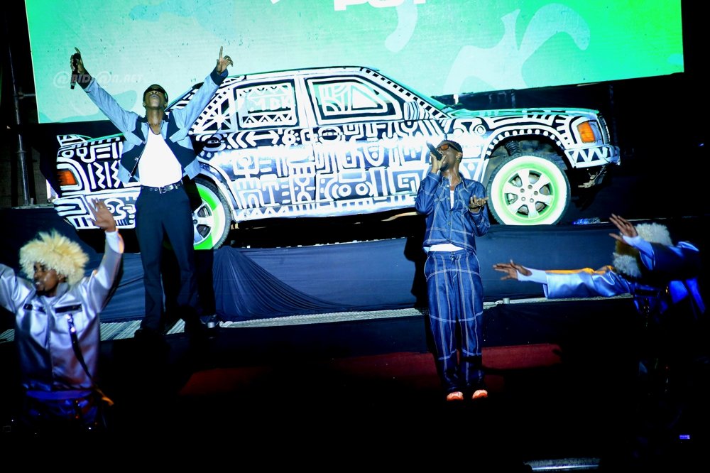 TEAM2POY, Renard Barakissa et Kadirov Mania chantent devant une voiture décorée, Palais de la Culture, 26 avril 2025