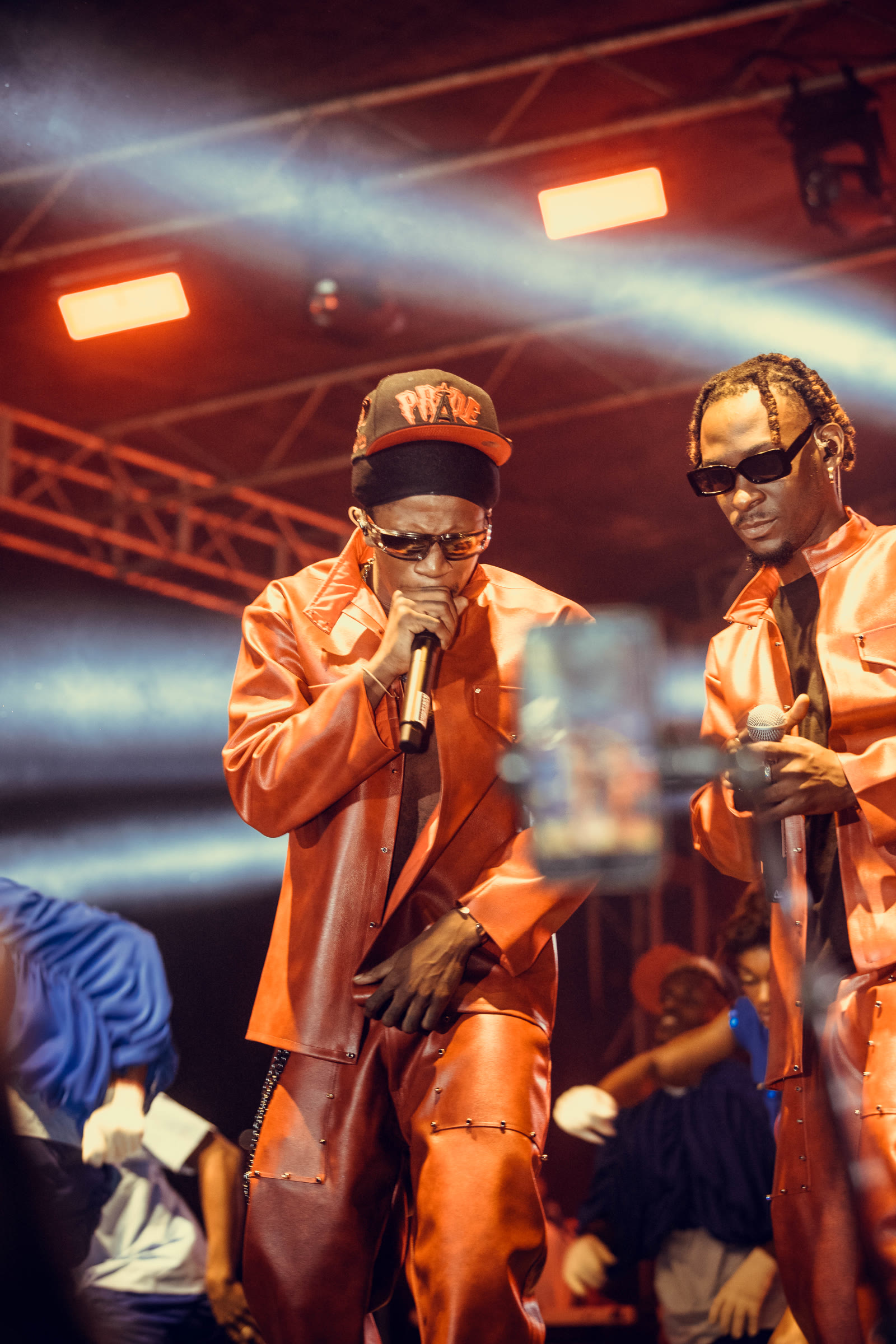 TEAM2POY, Renard Barakissa et Kadirov Mania en tenues orange sur scène, Palais de la Culture, 18 juillet 2026