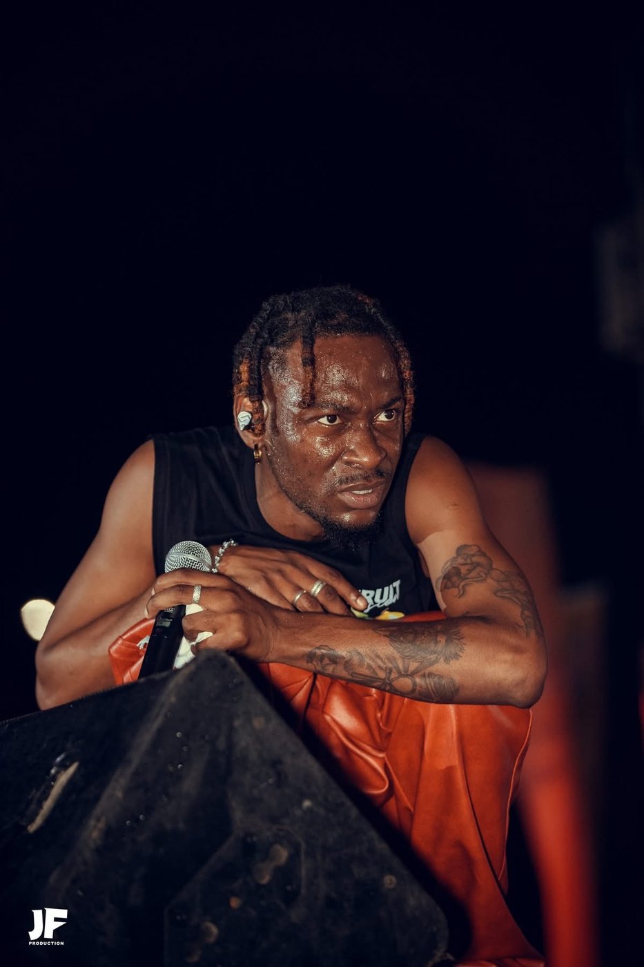 Kadirov Mania, débardeur noir, pantalon rouge, photo concert