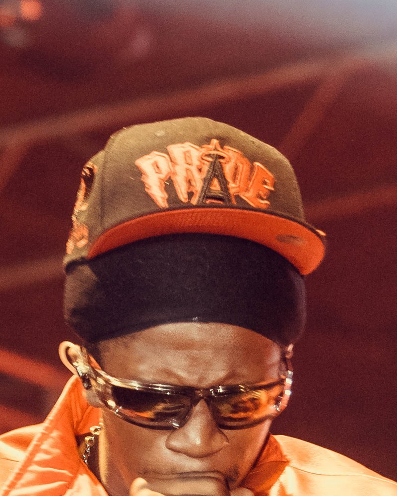 Renard Barakissa (Gohy Renato Ineka), casquette PRIDE, photo concert